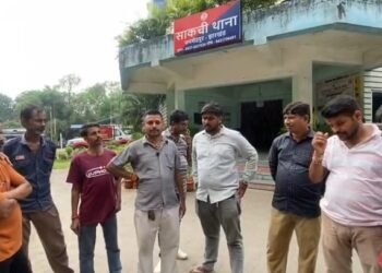 Jamshedpur sakchi auto stand hungama : साकची ऑटो स्टैंड में शनिवार को विश्वकर्मा प्रतिमा विसर्जन के दौरान हंगामा, रंगदारी वसूलने पहुंचे युवकों के विरोध ने लिया हंगामे का रूप, सूचना पाकर पहुंची पुलिस ने शांत कराया मामला Jamshedpur sakchi auto stand hungama : साकची ऑटो स्टैंड में शनिवार को विश्वकर्मा प्रतिमा विसर्जन के दौरान हंगामा, रंगदारी वसूलने पहुंचे युवकों के विरोध ने लिया हंगामे का रूप, सूचना पाकर पहुंची पुलिस ने शांत कराया मामला