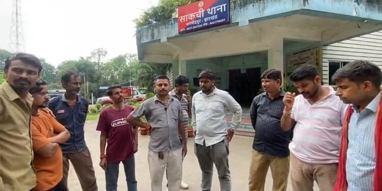 Jamshedpur sakchi auto stand hungama : साकची ऑटो स्टैंड में शनिवार को विश्वकर्मा प्रतिमा विसर्जन के दौरान हंगामा, रंगदारी वसूलने पहुंचे युवकों के विरोध ने लिया हंगामे का रूप, सूचना पाकर पहुंची पुलिस ने शांत कराया मामला Jamshedpur sakchi auto stand hungama : साकची ऑटो स्टैंड में शनिवार को विश्वकर्मा प्रतिमा विसर्जन के दौरान हंगामा, रंगदारी वसूलने पहुंचे युवकों के विरोध ने लिया हंगामे का रूप, सूचना पाकर पहुंची पुलिस ने शांत कराया मामला