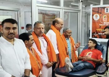 Jamshedpur bjym blood donation : पीएम मोदी के 76वें जन्मदिन पर भाजयुमो ने रक्तदान शिविर किया आयोजित, बाबूलाल मरांडी ने बढ़ाया रक्तदाताओं का हौसला