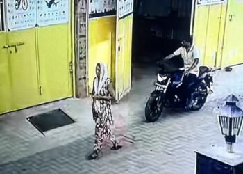 Jamshedpur mobile snatching : मानगो में काम से घर लौट रही युवती से मोबाइल छीन कर भागे अज्ञात बदमाश, आसपास लगे सीसीटीवी कैमरों की फुटेज खंगाल रही मानगो पुलिस Jamshedpur mobile snatching : मानगो में काम से घर लौट रही युवती से मोबाइल छीन कर भागे अज्ञात बदमाश, आसपास लगे सीसीटीवी कैमरों की फुटेज खंगाल रही मानगो पुलिस
