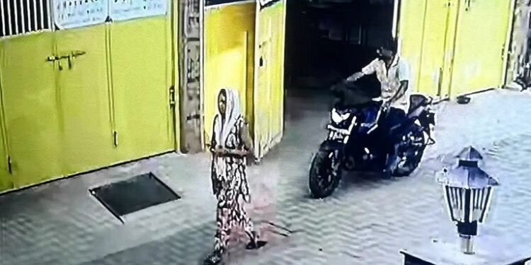 Jamshedpur mobile snatching : मानगो में काम से घर लौट रही युवती से मोबाइल छीन कर भागे अज्ञात बदमाश, आसपास लगे सीसीटीवी कैमरों की फुटेज खंगाल रही मानगो पुलिस Jamshedpur mobile snatching : मानगो में काम से घर लौट रही युवती से मोबाइल छीन कर भागे अज्ञात बदमाश, आसपास लगे सीसीटीवी कैमरों की फुटेज खंगाल रही मानगो पुलिस