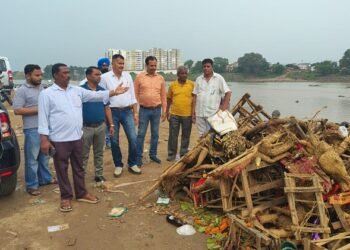 Jamshedpur central durgapuja committee demands : सेंट्रल दुर्गा पूजा समिति की टीम ने जमशेदपुर के विसर्जन घाटों का किया निरीक्षण, गंदगी का अम्बार देख प्रशासन से की पूजा से पूर्व सफाई की मांग