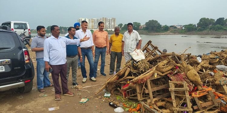 Jamshedpur central durgapuja committee demands : सेंट्रल दुर्गा पूजा समिति की टीम ने जमशेदपुर के विसर्जन घाटों का किया निरीक्षण, गंदगी का अम्बार देख प्रशासन से की पूजा से पूर्व सफाई की मांग