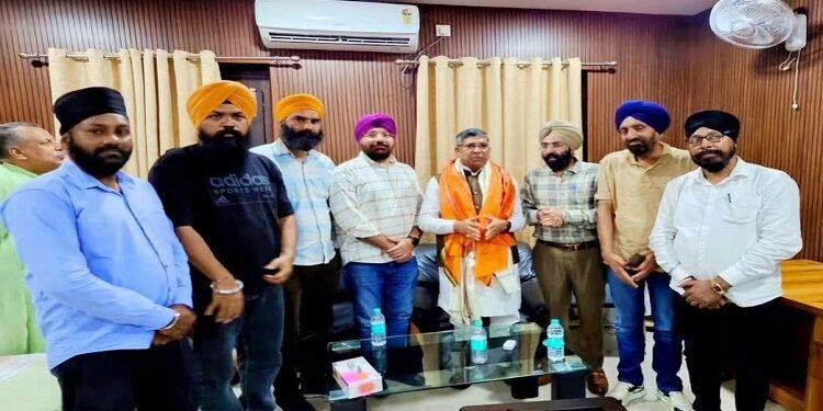 Jamshedpur bjp state president welcomed : जमशेदपुर के सिख भाजपा नेताओं ने भाजपा प्रदेश अध्यक्ष का किया जोरदार स्वागत, प्रदेश अध्यक्ष ने संगठन की मजबूती के लिए संवाद व सहभागिता पर दिया जोर