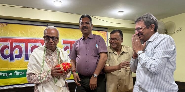 Jamshedpur tulsi bhawan kavya kalash : तुलसी भवन में मनी भारतेंदु हरिश्चंद्र, सर्वेश्वर दयाल सक्सेना एवं श्रीकांत वर्मा की जयंती, काव्य कलश में 33 कलमकारों ने प्रस्तुत की स्वरचित कविताएं Jamshedpur tulsi bhawan kavya kalash : तुलसी भवन में मनी भारतेंदु हरिश्चंद्र, सर्वेश्वर दयाल सक्सेना एवं श्रीकांत वर्मा की जयंती, काव्य कलश में 33 कलमकारों ने प्रस्तुत की स्वरचित कविताएं