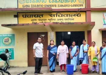 Jamshedpur rural cleanliness campaign : स्वच्छता ही सेवा के तहत दारीसाई नवकुंज मंदिर व महुलिया पंचायत भवन की हुई सफाई, जल सहिया कर्मी संघ की सदस्यों ने चलाया सफाई अभियान, दिया स्वच्छता का संदेश