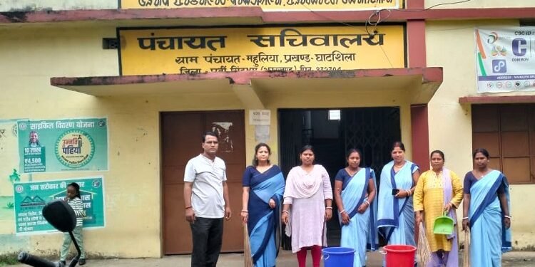 Jamshedpur rural cleanliness campaign : स्वच्छता ही सेवा के तहत दारीसाई नवकुंज मंदिर व महुलिया पंचायत भवन की हुई सफाई, जल सहिया कर्मी संघ की सदस्यों ने चलाया सफाई अभियान, दिया स्वच्छता का संदेश Jamshedpur rural cleanliness campaign : स्वच्छता ही सेवा के तहत दारीसाई नवकुंज मंदिर व महुलिया पंचायत भवन की हुई सफाई, जल सहिया कर्मी संघ की सदस्यों ने चलाया सफाई अभियान, दिया स्वच्छता का संदेश