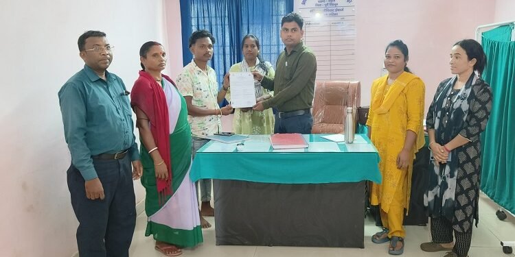 Jamshedpur rural phc : पटमदा के लावजोड़ा पीएचसी में सुरक्षित प्रसव के साथ जन्म प्रमाणपत्र बनाना भी हुआ शुरू, ग्रामीणों को जन्म प्रमाण पत्र के लिए नहीं जाना पड़ेगा जिला मुख्यालय Jamshedpur rural phc : पटमदा के लावजोड़ा पीएचसी में सुरक्षित प्रसव के साथ जन्म प्रमाणपत्र बनाना भी हुआ शुरू, ग्रामीणों को जन्म प्रमाण पत्र के लिए नहीं जाना पड़ेगा जिला मुख्यालय