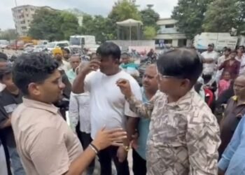 Jamshedpur mango ward councillors protest : मानगो नगर निगम क्षेत्र की जन समस्याओं को लेकर एक बार फिर सड़क पर उतरे पार्षद, अधिकारियों ने एसआइआर में व्यस्तता का दिया हवाला, पार्षदों ने समाधान नहीं होने पर उग्र आंदोलन की दी चेतावनी Jamshedpur mango ward councillors protest : मानगो नगर निगम क्षेत्र की जन समस्याओं को लेकर एक बार फिर सड़क पर उतरे पार्षद, अधिकारियों ने एसआइआर में व्यस्तता का दिया हवाला, पार्षदों ने समाधान नहीं होने पर उग्र आंदोलन की दी चेतावनी