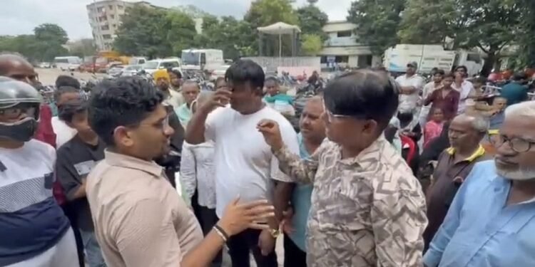Jamshedpur mango ward councillors protest : मानगो नगर निगम क्षेत्र की जन समस्याओं को लेकर एक बार फिर सड़क पर उतरे पार्षद, अधिकारियों ने एसआइआर में व्यस्तता का दिया हवाला, पार्षदों ने समाधान नहीं होने पर उग्र आंदोलन की दी चेतावनी