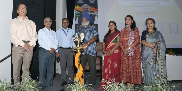Jamshedpur csir nml hindi week celebration : सीएसआइआर एनएमएल में हिंदी सप्ताह के तहत कवि सम्मेलन आयोजित, निदेशक डॉ संदीप घोष चौधुरी ने कविता को बताया आत्मा की अनिवार्य अभिव्यक्ति Jamshedpur csir nml hindi week celebration : सीएसआइआर एनएमएल में हिंदी सप्ताह के तहत कवि सम्मेलन आयोजित, निदेशक डॉ संदीप घोष चौधुरी ने कविता को बताया आत्मा की अनिवार्य अभिव्यक्ति