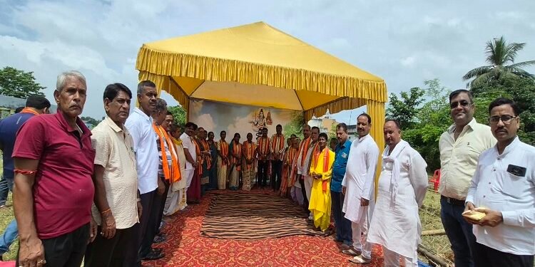 Jamshedpur durgapuja bhumi pujan : सुन्दरनगर में मां विंध्यावासिनी सेवा समिति के पूजा पंडाल का हुआ भूमि पूजन, समिति ने इस बार की है भव्य पूजा की तैयारी Jamshedpur durgapuja bhumi pujan : सुन्दरनगर में मां विंध्यावासिनी सेवा समिति के पूजा पंडाल का हुआ भूमि पूजन, समिति ने इस बार की है भव्य पूजा की तैयारी