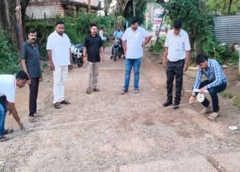West singhbhum ckp road construction : दुर्गा पूजा से पहले चक्रधरपुर की दो जर्जर सड़कों का होगा निर्माण, नगर परिषद् अध्यक्ष ने टीम के साथ लिया तैयारियों का जायजा