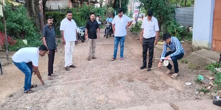 West singhbhum ckp road construction : दुर्गा पूजा से पहले चक्रधरपुर की दो जर्जर सड़कों का होगा निर्माण, नगर परिषद् अध्यक्ष ने टीम के साथ लिया तैयारियों का जायजा West singhbhum ckp road construction : दुर्गा पूजा से पहले चक्रधरपुर की दो जर्जर सड़कों का होगा निर्माण, नगर परिषद् अध्यक्ष ने टीम के साथ लिया तैयारियों का जायजा