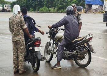 Jamshedpur rural police checking : पुतड़ू टोल प्लाजा पर वाहनों की सघन जांच, बस-कार और बाइक रोककर हुई तलाशी
