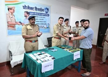 Saraikela police project device : सरायकेला पुलिस का ‘प्रोजेक्ट डिवाइस’ : चोरी व गुम हुए 103 मोबाइल फोन बरामद, आरआइटी थाना में एसपी मनोज स्वर्गियारी की मौजूदगी में सही स्वामियों में वितरित Saraikela police project device : सरायकेला पुलिस का ‘प्रोजेक्ट डिवाइस’ : चोरी व गुम हुए 103 मोबाइल फोन बरामद, आरआइटी थाना में एसपी मनोज स्वर्गियारी की मौजूदगी में सही स्वामियों में वितरित