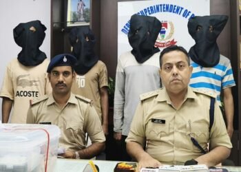 Jamshedpur 4 nabbed in jugsalai shop theft : जुगसलाई में मल्लिक प्लाइवुड दुकान में चोरी का खुलासा, चार आरोपी गिरफ्तार, चोरी गए दो लैपटॉप, 19 हजार रुपये, बैग बरामद, वारदात में इस्तेमाल बाइक-स्कूटी भी जब्द, एक आरोपी अब भी फरार Jamshedpur 4 nabbed in jugsalai shop theft : जुगसलाई में मल्लिक प्लाइवुड दुकान में चोरी का खुलासा, चार आरोपी गिरफ्तार, चोरी गए दो लैपटॉप, 19 हजार रुपये, बैग बरामद, वारदात में इस्तेमाल बाइक-स्कूटी भी जब्द, एक आरोपी अब भी फरार
