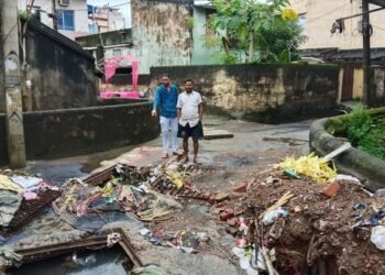 Jamshedpur water logging in mango : मानगो में बड़े नालों की ठीक से सफाई नहीं होने से लोगों के घरों में घुस रहा बारिश का पानी, सड़कों पर भी बह रहा नालों का पानी व कचरा Jamshedpur water logging in mango : मानगो में बड़े नालों की ठीक से सफाई नहीं होने से लोगों के घरों में घुस रहा बारिश का पानी, सड़कों पर भी बह रहा नालों का पानी व कचरा