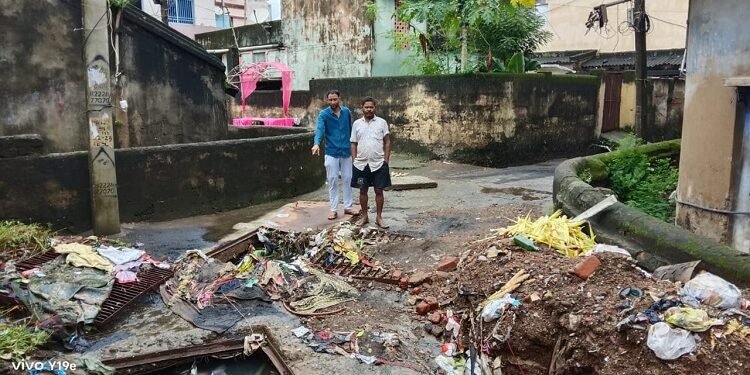 Jamshedpur water logging in mango : मानगो में बड़े नालों की ठीक से सफाई नहीं होने से लोगों के घरों में घुस रहा बारिश का पानी,  सड़कों पर भी बह रहा नालों का पानी व कचरा