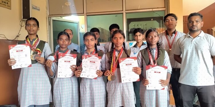 Jamshedpur saraswati shishu vidya mandir bagbera : प्रांतीय खेलकूद में बागबेड़ा सरस्वती शिशु विद्या मंदिर के भैया बहनों ने जीते 7 पदक, वंदना स्थल पर हुए सम्मानित