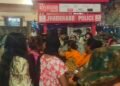 Jamshedpur hungama after clash with traffic police : साकची गोलचक्कर पर बवाल! किन्नरों और ट्रैफिक पुलिस में भिड़ंत, सड़क पर वर्दी फटने के बाद मचा हंगामा, देखें video Jamshedpur hungama after clash with traffic police : साकची गोलचक्कर पर बवाल! किन्नरों और ट्रैफिक पुलिस में भिड़ंत, सड़क पर वर्दी फटने के बाद मचा हंगामा, देखें video