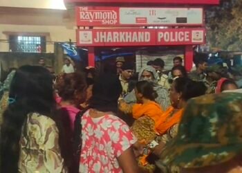Jamshedpur hungama after clash with traffic police : साकची गोलचक्कर पर बवाल! किन्नरों और ट्रैफिक पुलिस में भिड़ंत, सड़क पर वर्दी फटने के बाद मचा हंगामा, देखें video Jamshedpur hungama after clash with traffic police : साकची गोलचक्कर पर बवाल! किन्नरों और ट्रैफिक पुलिस में भिड़ंत, सड़क पर वर्दी फटने के बाद मचा हंगामा, देखें video