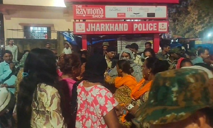 Jamshedpur hungama after clash with traffic police : साकची गोलचक्कर पर बवाल! किन्नरों और ट्रैफिक पुलिस में भिड़ंत, सड़क पर वर्दी फटने के बाद मचा हंगामा, देखें video Jamshedpur hungama after clash with traffic police : साकची गोलचक्कर पर बवाल! किन्नरों और ट्रैफिक पुलिस में भिड़ंत, सड़क पर वर्दी फटने के बाद मचा हंगामा, देखें video
