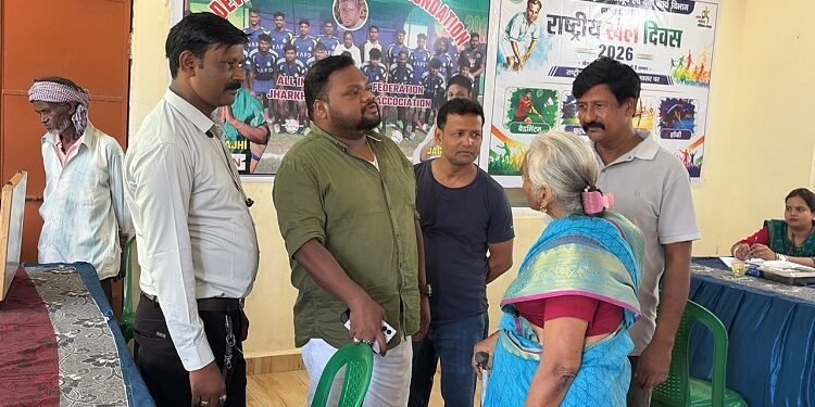 West singhbhum health check up camp : चक्रधरपुर भारत भवन में निःशुल्क स्वास्थ्य जांच शिविर का हुआ आयोजन, स्वास्थ्य जांच के साथ लोगों को दी सेहत के प्रति जागरूक रहने की सलाह