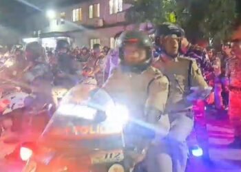 Jamshedpur ssp on crime control mision : जमशेदपुर शहर में अपराध नियंत्रण को लेकर जिला पुलिस की सक्रियता बढ़ी, एसएसपी खुद बाइक लेकर दल बल के साथ सड़क पर उतरे, शहर में घूमकर ली गतिविधियों की जानकारी, अड्डेबाजों को चेतावनी देकर छोड़ा, देखें video