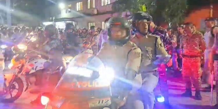 Jamshedpur ssp on crime control mision : जमशेदपुर शहर में अपराध नियंत्रण को लेकर जिला पुलिस की सक्रियता बढ़ी, एसएसपी खुद बाइक लेकर दल बल के साथ सड़क पर उतरे, शहर में घूमकर ली गतिविधियों की जानकारी, अड्डेबाजों को चेतावनी देकर छोड़ा, देखें video Jamshedpur ssp on crime control mision : जमशेदपुर शहर में अपराध नियंत्रण को लेकर जिला पुलिस की सक्रियता बढ़ी, एसएसपी खुद बाइक लेकर दल बल के साथ सड़क पर उतरे, शहर में घूमकर ली गतिविधियों की जानकारी, अड्डेबाजों को चेतावनी देकर छोड़ा, देखें video