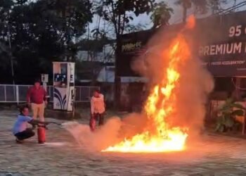 Jamshedpur bike burnt : मानगो में पेट्रोल पंप पर धू-धूकर जली मोटरसाइकिल, सेल्फ स्टार्ट के दौरान निकली चिंगारी से लगी आग, पंप कर्मियों ने काफी मशक्कत से आग पर पाया काबू, देखें video