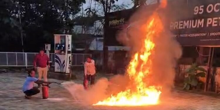 Jamshedpur bike burnt : मानगो में पेट्रोल पंप पर धू-धूकर जली मोटरसाइकिल, सेल्फ स्टार्ट के दौरान निकली चिंगारी से लगी आग, पंप कर्मियों ने काफी मशक्कत से आग पर पाया काबू, देखें video Jamshedpur bike burnt : मानगो में पेट्रोल पंप पर धू-धूकर जली मोटरसाइकिल, सेल्फ स्टार्ट के दौरान निकली चिंगारी से लगी आग, पंप कर्मियों ने काफी मशक्कत से आग पर पाया काबू, देखें video