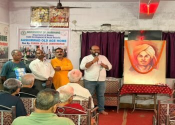 Jamshedpur shourya celebrates foundation day : शौर्य संस्था ने वृद्धाश्रम के बुजुर्गों के साथ मनाया अपना स्थापना दिवस, शहीदेआज़म भगत सिंह को जयंती पर पुष्प अर्पित कर किया नमन