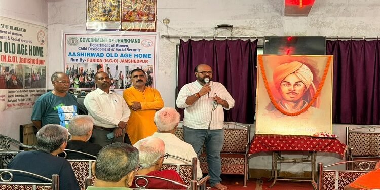 Jamshedpur shourya celebrates foundation day : शौर्य संस्था ने वृद्धाश्रम के बुजुर्गों के साथ मनाया अपना स्थापना दिवस, शहीदेआज़म भगत सिंह को जयंती पर पुष्प अर्पित कर किया नमन Jamshedpur shourya celebrates foundation day : शौर्य संस्था ने वृद्धाश्रम के बुजुर्गों के साथ मनाया अपना स्थापना दिवस, शहीदेआज़म भगत सिंह को जयंती पर पुष्प अर्पित कर किया नमन