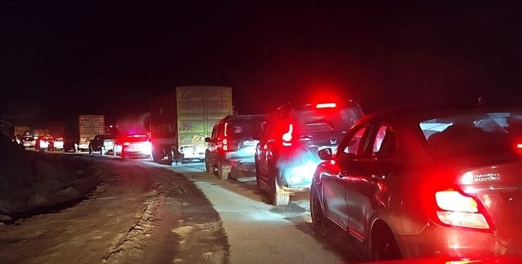 Jamshedpur heavy jam on nh 33 : टाटा-रांची एनएच पर चांडिल टोल ब्रिज से जोधा ब्रिज तक लगा भीषण जाम, घंटों तक लगी रही वाहनों की लंबी कतारें, यात्री व वाहन चालक रहे खासे परेशान, देखें video