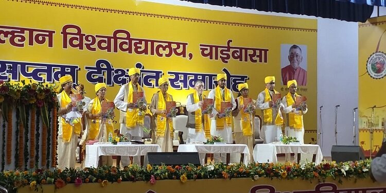 Kolhan university convocation : कोल्हान विवि के 7वें दीक्षांत समारोह में कुलाधिपति ने 224 विद्यार्थियों में बांटी डिग्रियां, छात्रों का सामाजिक विकास में योगदान का किया आह्वान, स्वर्ण पदक प्राप्त करने वालों में छात्राओं का रहा दबदबा