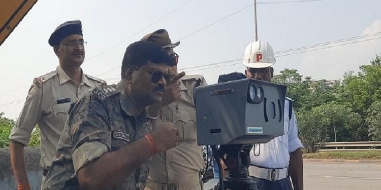 Jamshedpur police launches speed gun checking : वाहनों की तेज रफ्तार पर लगाम कसने को जमशेदपुर पुलिस लाई स्पीड गन, पहले दिन मरीनड्राइव पर अभियान चलाकर सौ वाहनों का काटा ई चालान, शहर के अन्य इलाकों में भी स्पीड गन से होगी वाहनों की रफ्तार की जांच