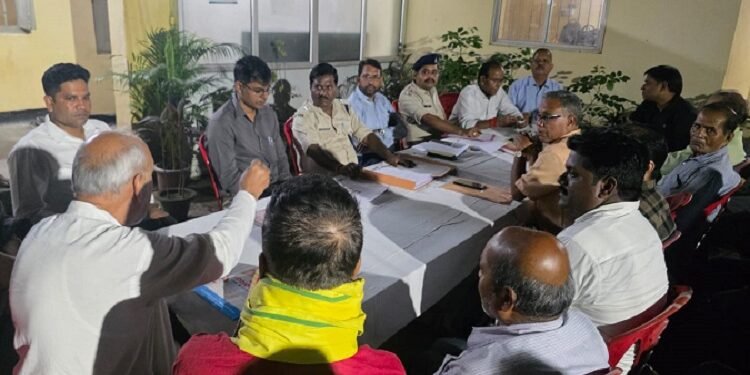 Jamshedpur telco peace committee meting : टेल्को थाना शांति समिति की बैठक में दुर्गापूजा शांतिपूर्वक संपन्न कराने का निर्णय, सभी पंडालों में लगेंगे सीसीटीवी कैमरे, अग्निशमन यंत्रों की भी की जाएगी व्यवस्था Jamshedpur telco peace committee meting : टेल्को थाना शांति समिति की बैठक में दुर्गापूजा शांतिपूर्वक संपन्न कराने का निर्णय, सभी पंडालों में लगेंगे सीसीटीवी कैमरे, अग्निशमन यंत्रों की भी की जाएगी व्यवस्था