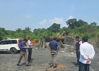 jamshedpur administration big action : दलमा वन्यप्राणी आश्रयणी अंतर्गत इको-सेंसिटिव जोन में बंद पड़े क्रशर मशीन को पुनः चालू किए जाने की सूचना पर प्रशासन ने अवैध क्रशर इकाई को किया सील, खनिज, वाहन एवं उपकरणों को किया जब्त