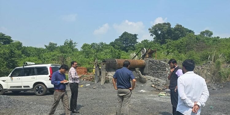 jamshedpur administration big action : दलमा वन्यप्राणी आश्रयणी अंतर्गत इको-सेंसिटिव जोन में बंद पड़े क्रशर मशीन को पुनः चालू किए जाने की सूचना पर प्रशासन ने अवैध क्रशर इकाई को किया सील, खनिज, वाहन एवं उपकरणों को किया जब्त jamshedpur administration big action : दलमा वन्यप्राणी आश्रयणी अंतर्गत इको-सेंसिटिव जोन में बंद पड़े क्रशर मशीन को पुनः चालू किए जाने की सूचना पर प्रशासन ने अवैध क्रशर इकाई को किया सील, खनिज, वाहन एवं उपकरणों को किया जब्त