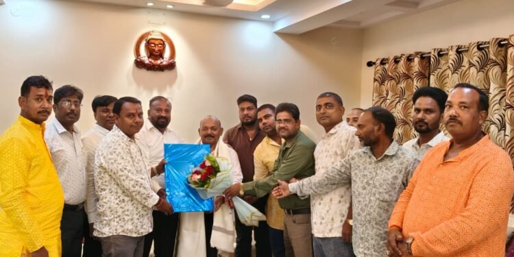 jamshedpur agrahari samaj-बिहार विधानसभा के मुख्य सचिव पहुंचे जमशेदपुर, अग्रहरि समाज ने अंग वस्त्र से किया सम्मानित, महाराज अग्रसेन जयंती पर चर्चा jamshedpur agrahari samaj-बिहार विधानसभा के मुख्य सचिव पहुंचे जमशेदपुर, अग्रहरि समाज ने अंग वस्त्र से किया सम्मानित, महाराज अग्रसेन जयंती पर चर्चा