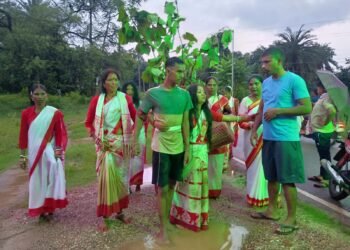 jamshedpur rural Karma Mahotsav- करम डाली विसर्जन के साथ जादूगोड़ा में करमा महोत्सव का हुआ समापन, ढोल-नगाड़ों की थाप पर जमकर थिरकीं महिलाएं