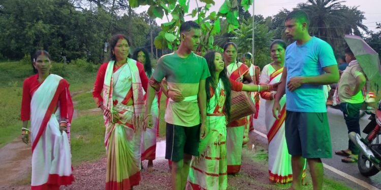 jamshedpur rural Karma Mahotsav- करम डाली विसर्जन के साथ जादूगोड़ा में करमा महोत्सव का हुआ समापन, ढोल-नगाड़ों की थाप पर जमकर थिरकीं महिलाएं