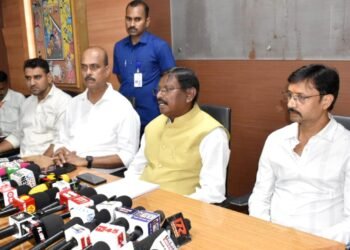 jharkhand ex cm arjun munda attack on hemant government : डोबो-कपाली में कृषि भूमि के बदलते नेचर पर पूर्व सीएम ने अर्जुन मुंडा ने उठाये सवाल, कहा – टाटा स्टील के कुछ अधिकारी टाटा लीज के बाहर गैर कानूनी तरीके से जमीन की खरीद बिक्री करा रहे