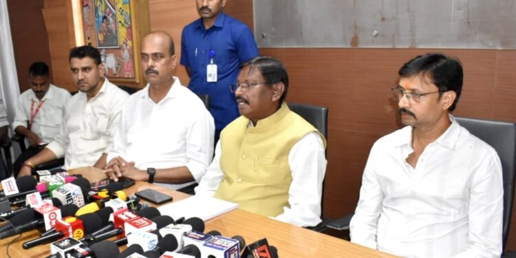 jharkhand ex cm arjun munda attack on hemant government : डोबो-कपाली में कृषि भूमि के बदलते नेचर पर पूर्व सीएम ने अर्जुन मुंडा ने उठाये सवाल, कहा – टाटा स्टील के कुछ अधिकारी टाटा लीज के बाहर गैर कानूनी तरीके से जमीन की खरीद बिक्री करा रहे