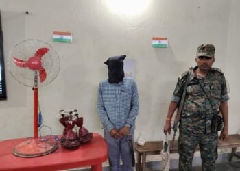 jamshedpur rural- रूपुषकुंडी मध्य विद्यालय से 13 पंखों की चोरी का आरोपी गिरफ्तार, भेजा गया जेल jamshedpur rural- रूपुषकुंडी मध्य विद्यालय से 13 पंखों की चोरी का आरोपी गिरफ्तार, भेजा गया जेल