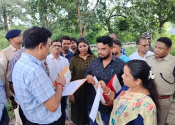 jamshedpur ngt team inspection: हल्दीपोखर रेलवे साइडिंग में व्यापक प्रदूषण की शिकायत पर एनजीटी की टीम ने की जांच, एडीसी ने एक किमी क्षेत्र में पैदल घूमकर देखी प्रदूषण की स्थिति, एनजीटी को भेजी जाएगी रिपोर्ट