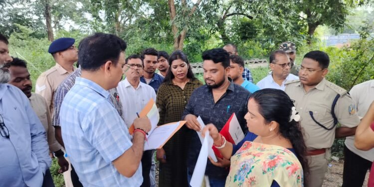 jamshedpur ngt team inspection: हल्दीपोखर रेलवे साइडिंग में व्यापक प्रदूषण की शिकायत पर एनजीटी की टीम ने की जांच, एडीसी ने एक किमी क्षेत्र में पैदल घूमकर देखी प्रदूषण की स्थिति, एनजीटी को भेजी जाएगी रिपोर्ट jamshedpur ngt team inspection: हल्दीपोखर रेलवे साइडिंग में व्यापक प्रदूषण की शिकायत पर एनजीटी की टीम ने की जांच, एडीसी ने एक किमी क्षेत्र में पैदल घूमकर देखी प्रदूषण की स्थिति, एनजीटी को भेजी जाएगी रिपोर्ट