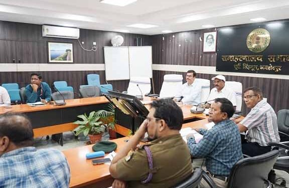 jamshedpur aids control meeting : जमशेदपुर के उपायुक्त ने की एड्स नियंत्रण एवं रोकथाम समिति की बैठक, एचआईवी की रोकथाम, जांच, उपचार एवं संक्रमित व्यक्तियों के देखभाल-सहयोग पर दिया जोर