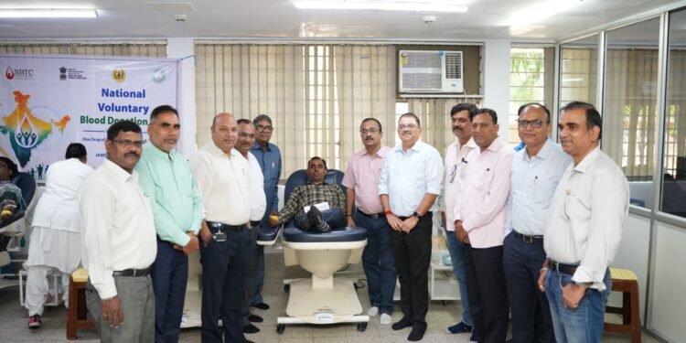 tata steel uisl : टाटा स्टील यूआइएसएल की जेयूसी सर्विस ने आयोजित किया रक्तदान शिविर, एमडी ने सबका बढ़ाया जोश tata steel uisl : टाटा स्टील यूआइएसएल की जेयूसी सर्विस ने आयोजित किया रक्तदान शिविर, एमडी ने सबका बढ़ाया जोश
